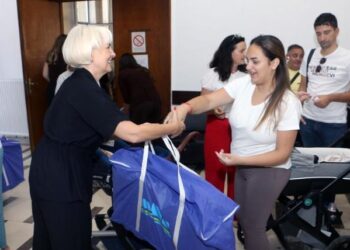 U Smederevu roditeljima uručena kolica i autosedišta