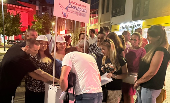 Večernji štand Gradskog odbora SNS Smederevo okupio veliki broj građana