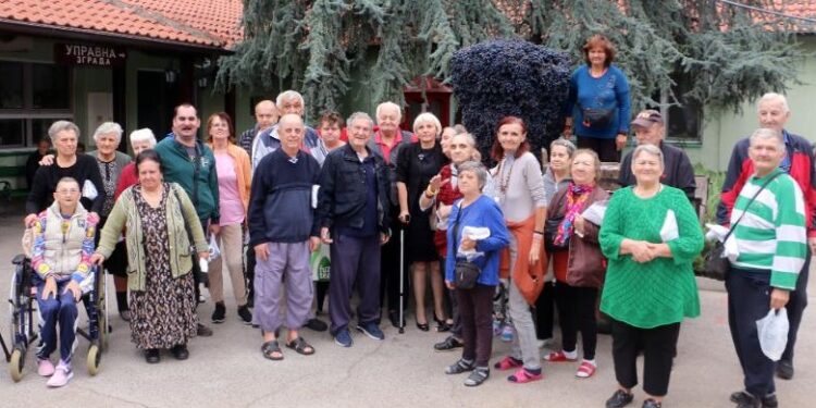 Gradonačelnica Domu za smeštaj starih lica u Smederevu darovala veliki grozd