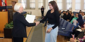 Smederevo: Svečano uručeni ugovori o stipendiranju učenicima srednjih škola romske nacionalnosti